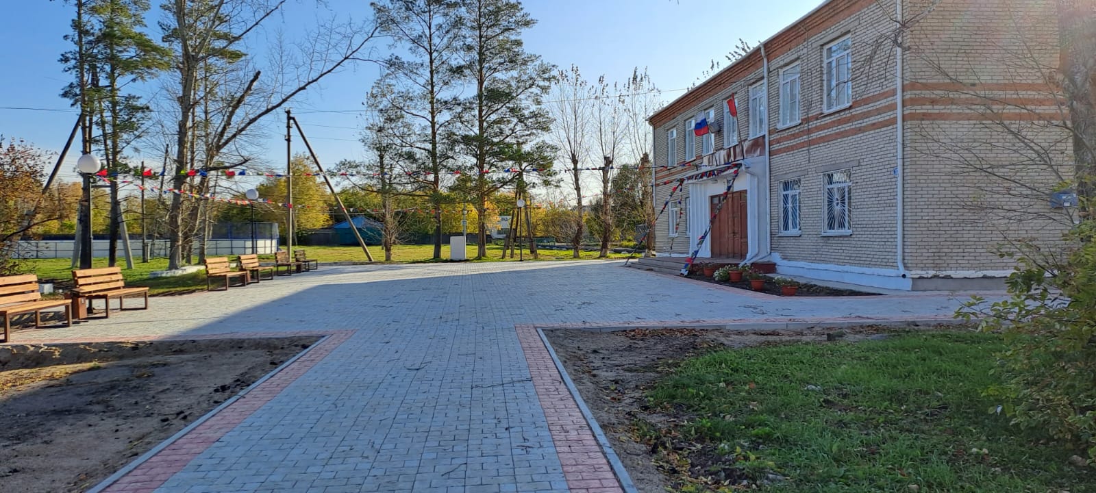 Обустроенная территория у Дома культуры в селе Орловка..